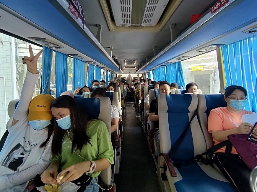優(yōu)卡特全體員工公交車(chē)出行合照
